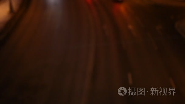 在夜间道路。汽车前灯的光