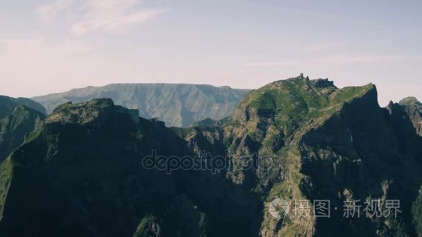 与雾山常绿森林的鸟瞰图视频