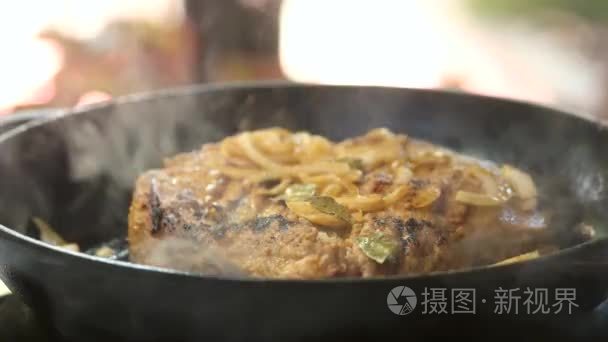 在锅中烹饪牛排视频