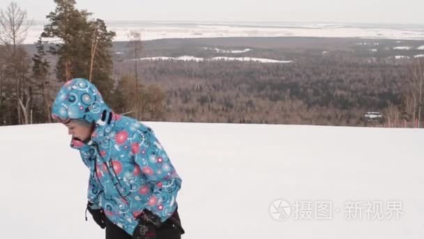 女子滑雪山景