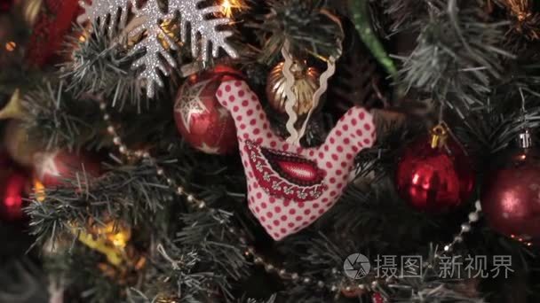 圣诞节玩具在圣诞树上视频