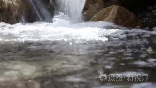 奔流的岩石山溪的源头活水视频