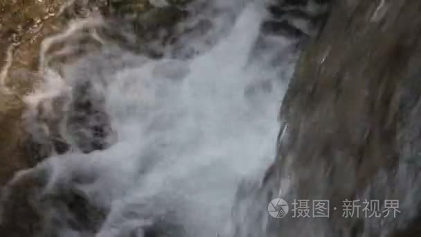 奔流的岩石山溪的源头活水视频