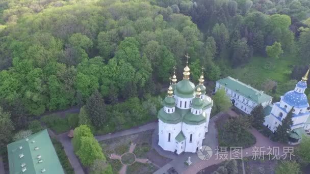 圣迈克尔 Vydubitsky 男修道院。直升机在教会的风筝
