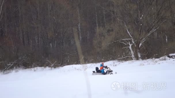 赛车在雪地上视频