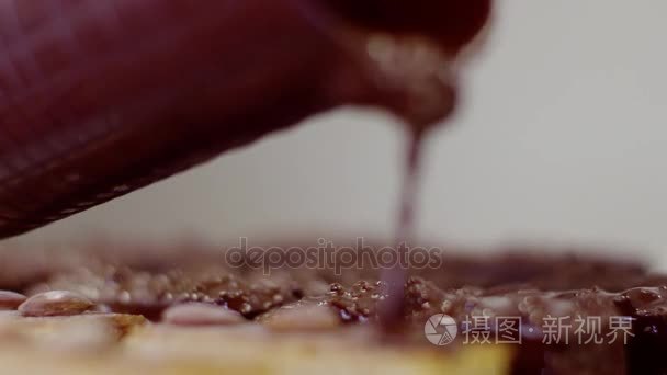 覆盖蛋糕巧克力釉与工作过程的视频