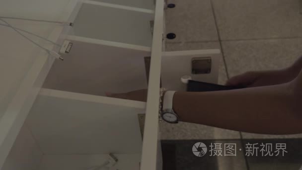 女人把手机留在更衣室充电视频