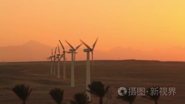 风力涡轮机在落日的天空背景视频