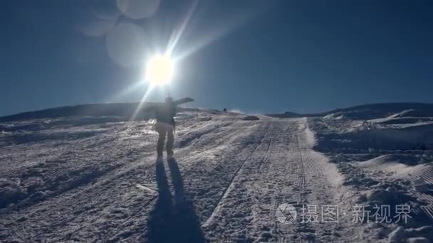 爬到山顶在穷乡僻壤山滑雪胜地的随心所欲滑雪板