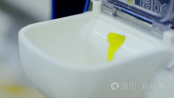黄色的液体倒在机器关闭视图视频