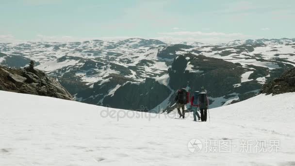 在白雪皑皑的挪威徒步旅行视频