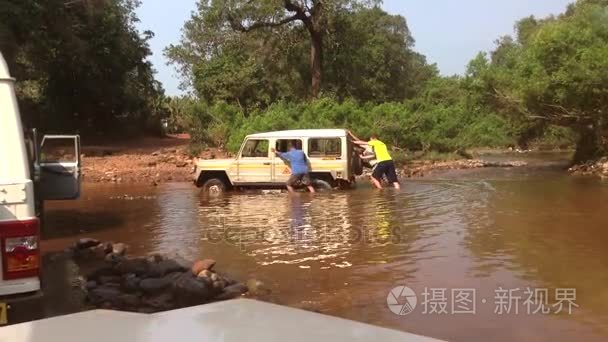 与游客穿越福特吉普视频