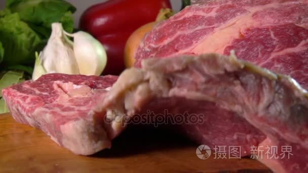 在木板上切下来的牛肉牛排视频