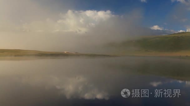 高山湖泊在夏天的薄雾黎明视频