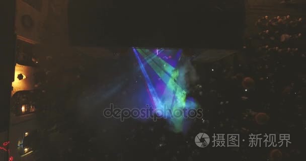 许多人在跳舞上激光表演视频