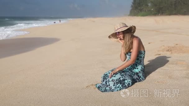 男人向女人在日落海滩求婚