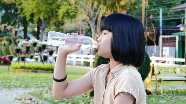 亚洲女孩喝水视频