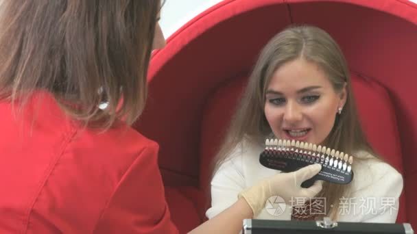年轻女子客户端看牙齿色调品种视频