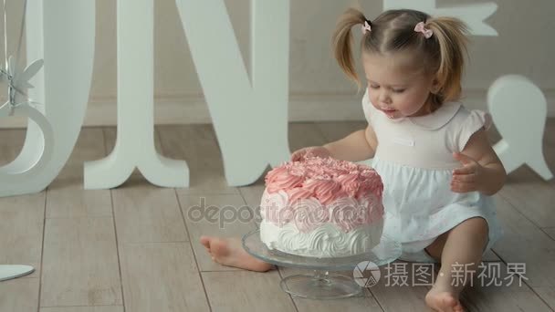 宝宝咬一个生日蛋糕视频