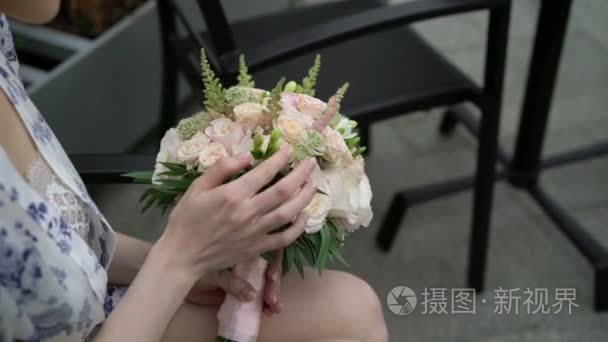 在女人手中的鲜花花束视频