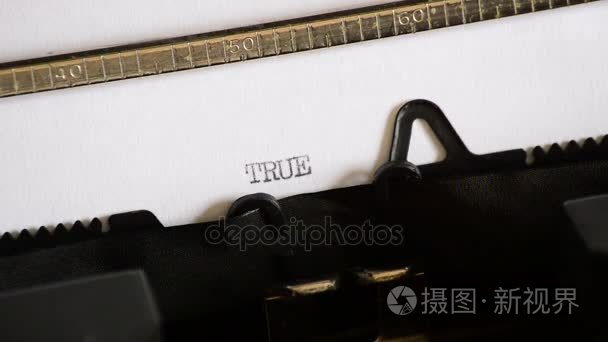 键入与一台旧的手动打字机的 True 一词