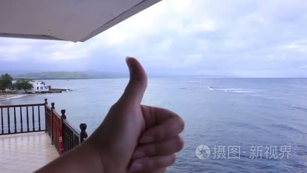 在海滩休闲概念手显示大拇指视频