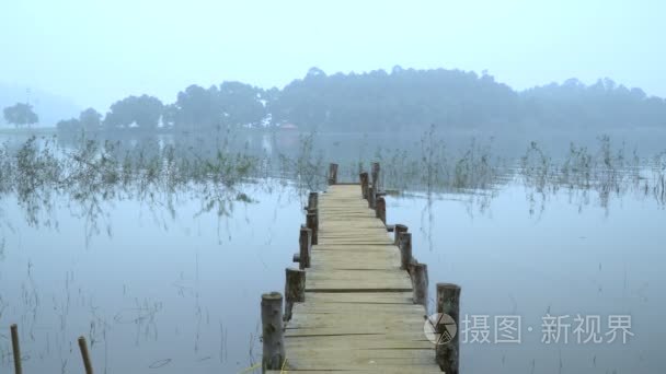 在朦胧的湖木桥视频