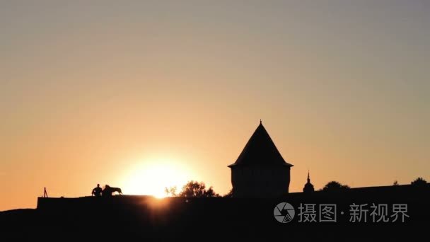 古老的修道院日落背景的剪影