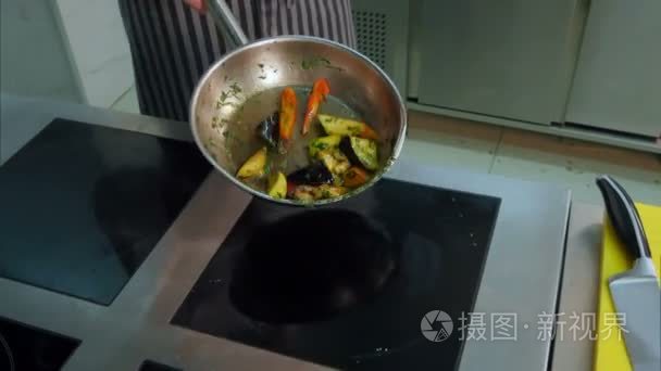 经验丰富的厨师辗转反侧在平底锅中煎蔬菜