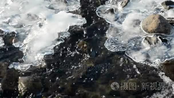 湍急河流岩石和冰的修补程序视频