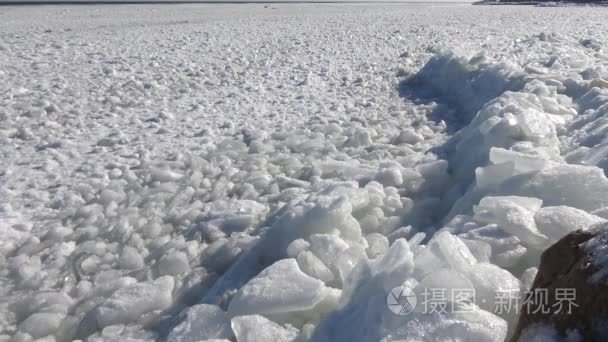 在海岸附近的海中漂浮着的冰视频