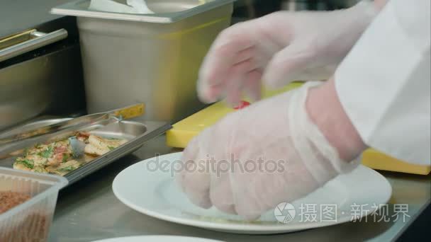 厨师手装饰在白板上的鲜虾沙拉视频