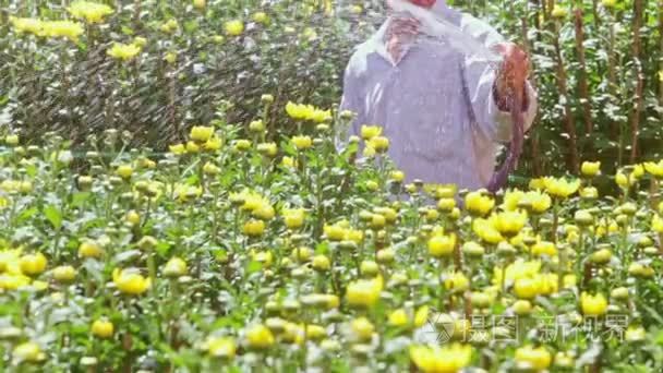 男人菊花花与软管浇水视频