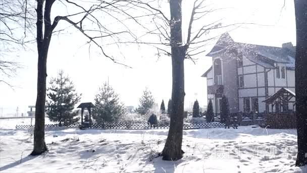 在冬季雪秋天周围美丽的村庄视频