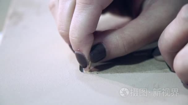设计器插入的手钉在相框中创意工作坊短视频