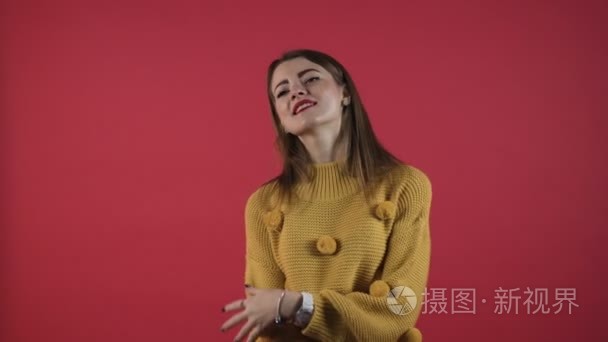 美丽的年轻女子，欣喜若狂的脸表情惊讶兴奋快乐的女人特写肖像