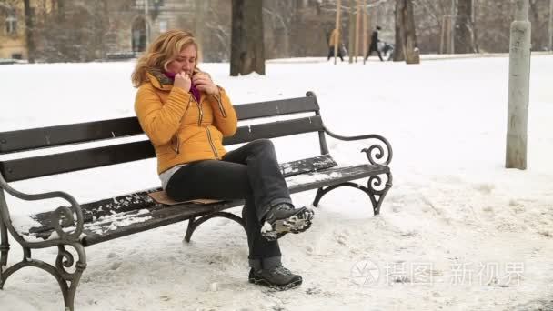 在寒冷的冬季冰雪冻结的女人视频