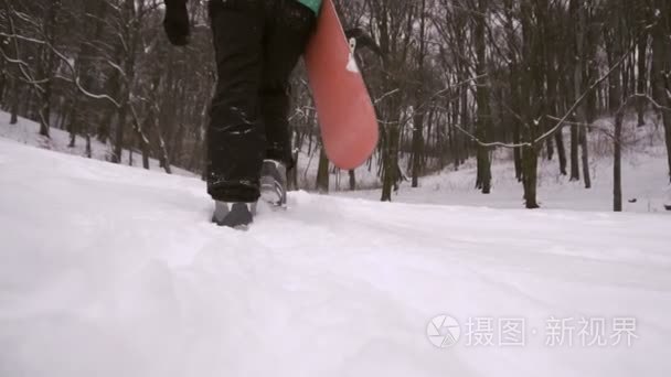 滑雪板走雪坡视频