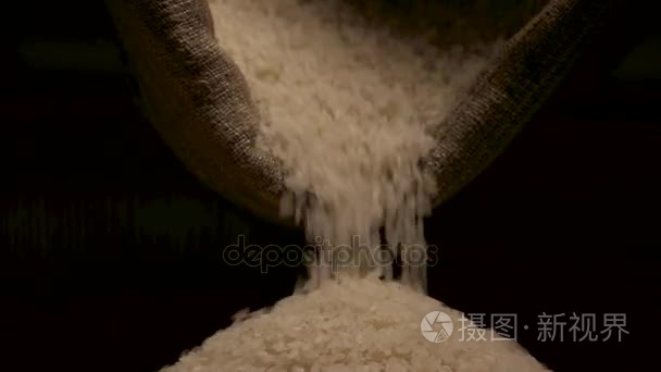 水稻从袋子落下