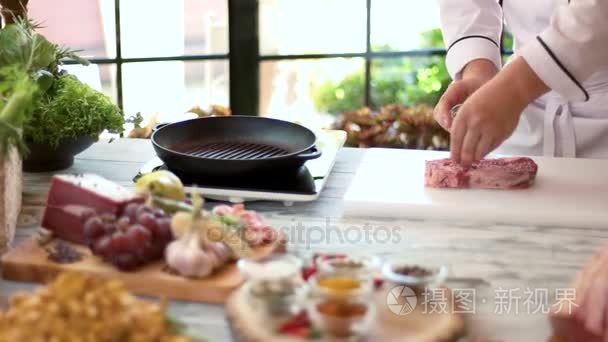 生牛肉牛排和香料视频