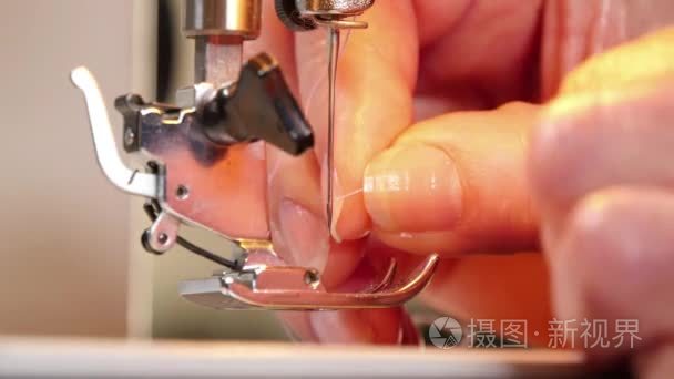 裁缝准备缝纫机视频