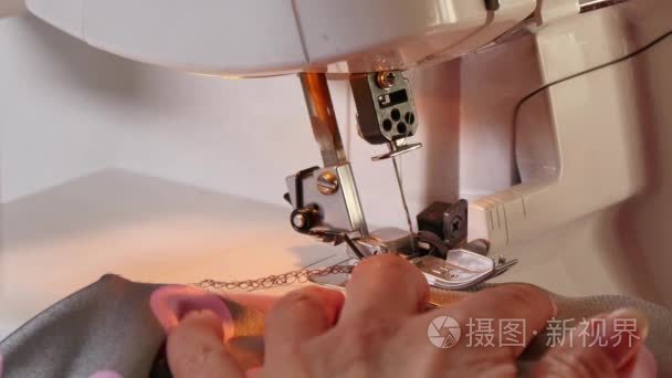 女裁缝缝制衣服与她在锁机视频