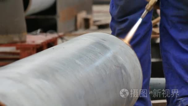 准备用焊的钢质管道焊工视频
