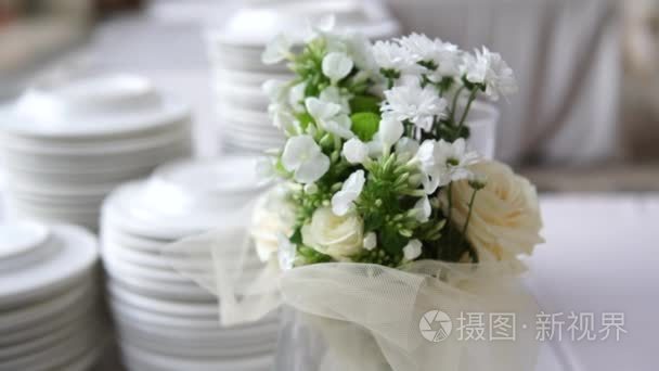 婚礼准备晚餐，美丽的鲜花和白色的盘子，选择性焦点，4 k