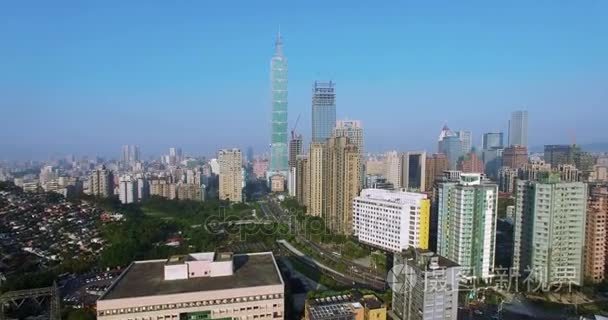 在台湾台北市的金融区鸟瞰图视频