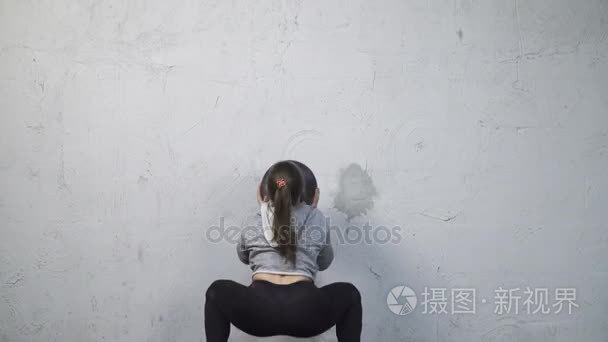 执行墙球操的女人视频