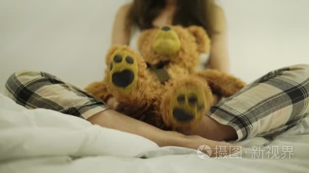 泰迪熊的年轻女人视频