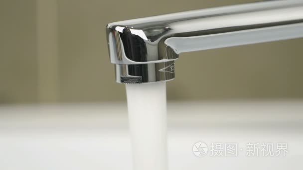 从铬水龙头倒水流动性强视频