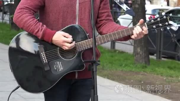 吉他弹唱街上路人和游客视频