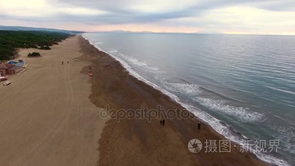 空中拍摄，平静的海面上的日落，秋天在托斯卡纳，意大利，拍摄与无人机，4 k